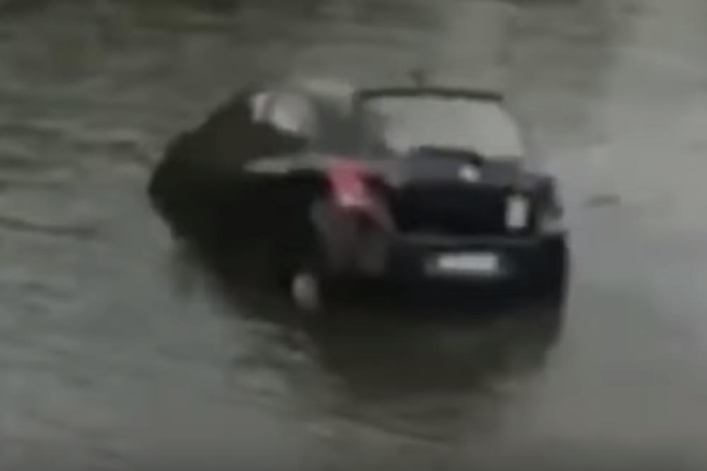 DROGIRALA SE, PA UPALA U REKU: Jedva spasili ženu čiji je automobil s puta sleteo pravo u vodu! (VIDEO)