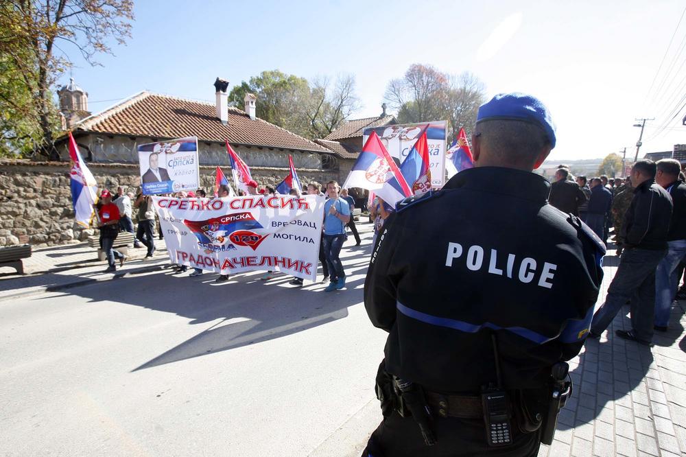 BURNO NA KOSOVU: Molotovljevim koktelima na bilbord Srpske liste!