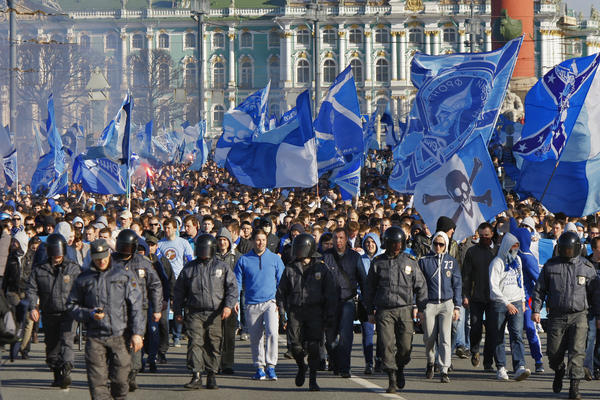 NAVIJAČI ZENITA NE DAJU SVETINJE! Ruski ultrasi se pridružili borbi naroda Crne Gore!