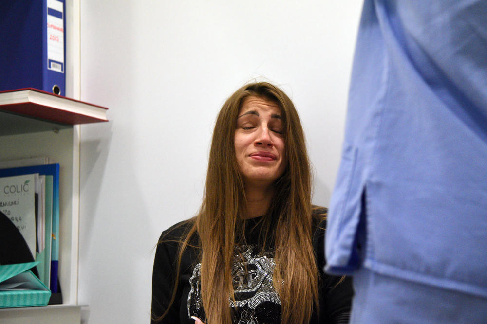 DALILA SE OGLASILA IZ BOLNICE: Ceo dan smo preplakali, jako je bolestan, nemam snage ni da izgovorim šta mu je! (FOTO)