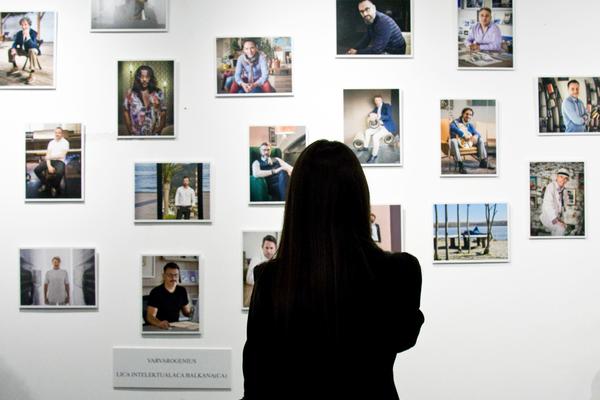 Oponirajući najezdi varvarske (ne)kulture! Otvorena izložba fotografija Varvarogenius - Lica intelektualaca Balkana(ca)