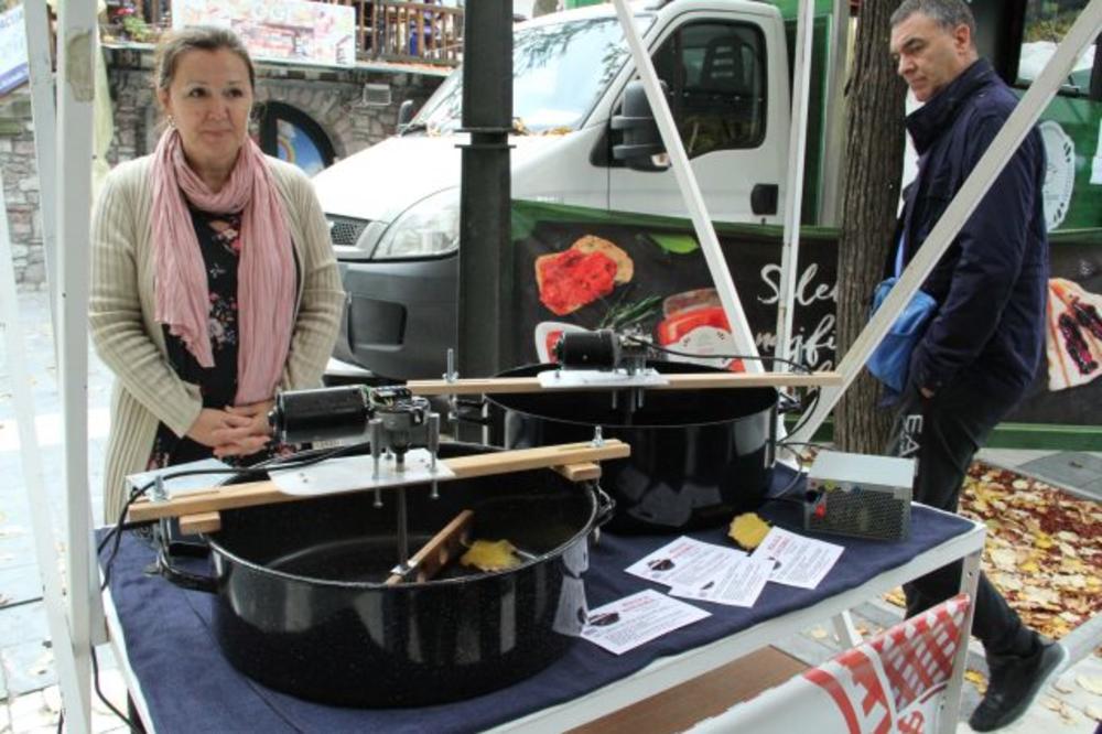 GENIJALAN IZUM: Penzioner Slobodan osmislio mašinu za mešanje ajvara (FOTO)