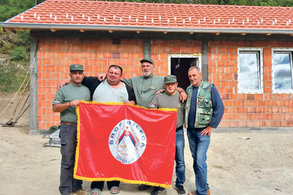 HEROJ SA KOŠARA ŽIVI U STRAĆARI KOJA SE RUŠI: Spasimo Miloša da se ne smrzne bez kuće! (FOTO)