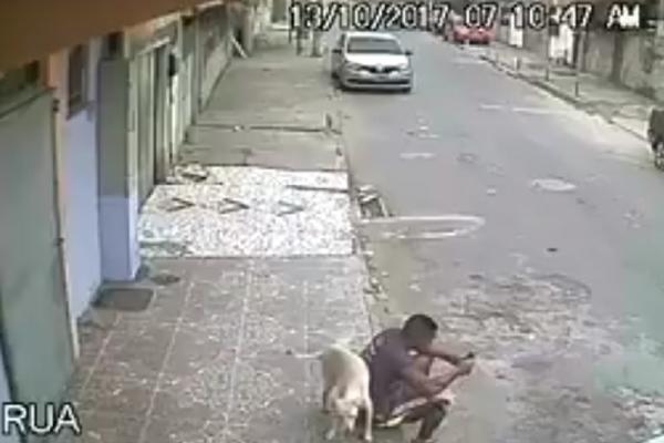 OZNAČIO GA KAO BANDERU! Evo šta se desi kad predugo gledate u telefon! (VIDEO)