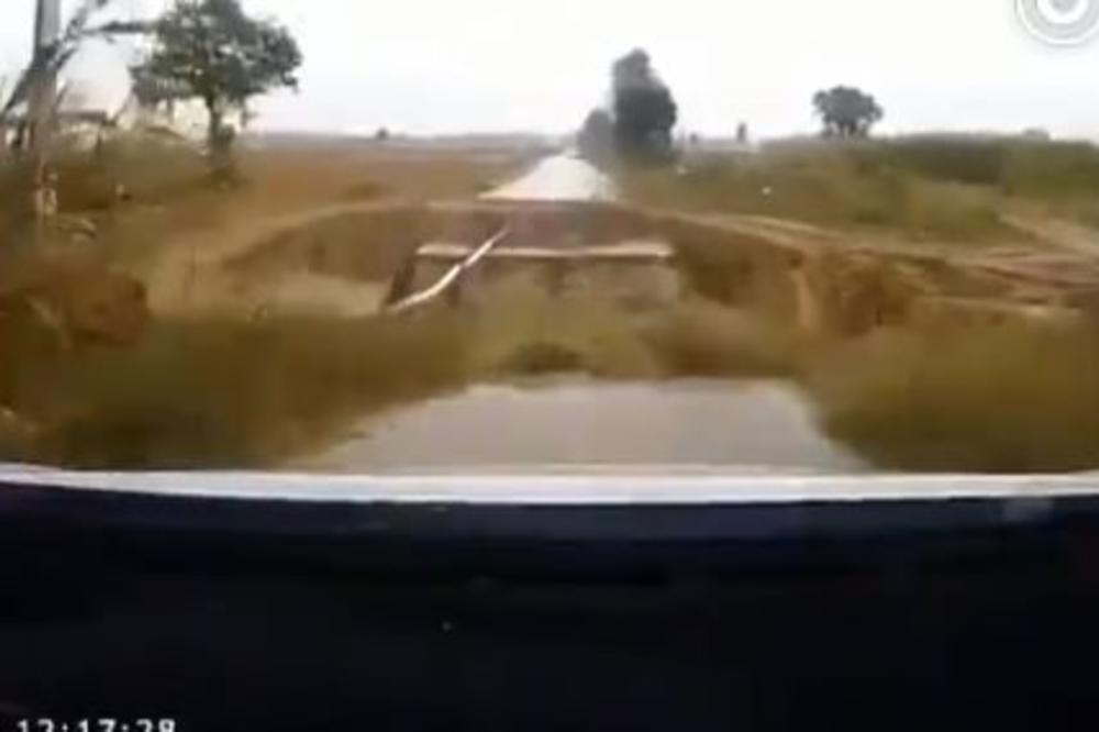 DOŠAO JE DO KRAJA PUTA... ALI BUKVALNO: Ovo je verovatno najveća noćna mora svakog vozača! (VIDEO)