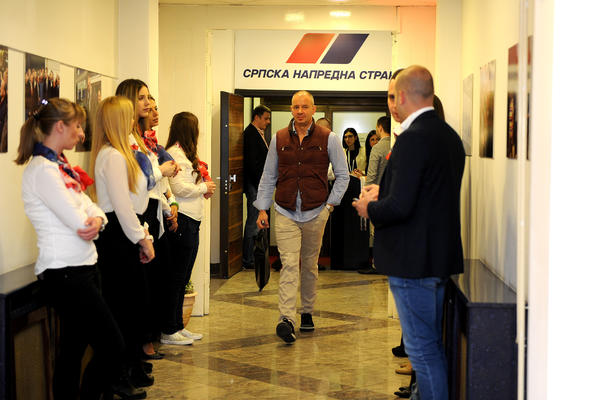 SAMO SAM DOBILA KOVERTU SA 40.000 I RAČUN: Otkriveni misteriozni darodavci SNS i kako je skupljan novac za kampanju