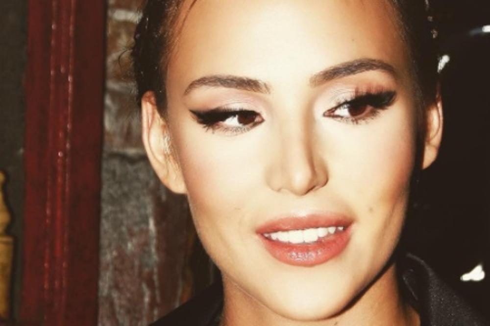 POTPUNO NOVO IZDANJE I DRUGAČIJA ANASTASIJA: Jel to Cecina perika od pre 20 GODINA? Komentari samo pljušte! (FOTO)