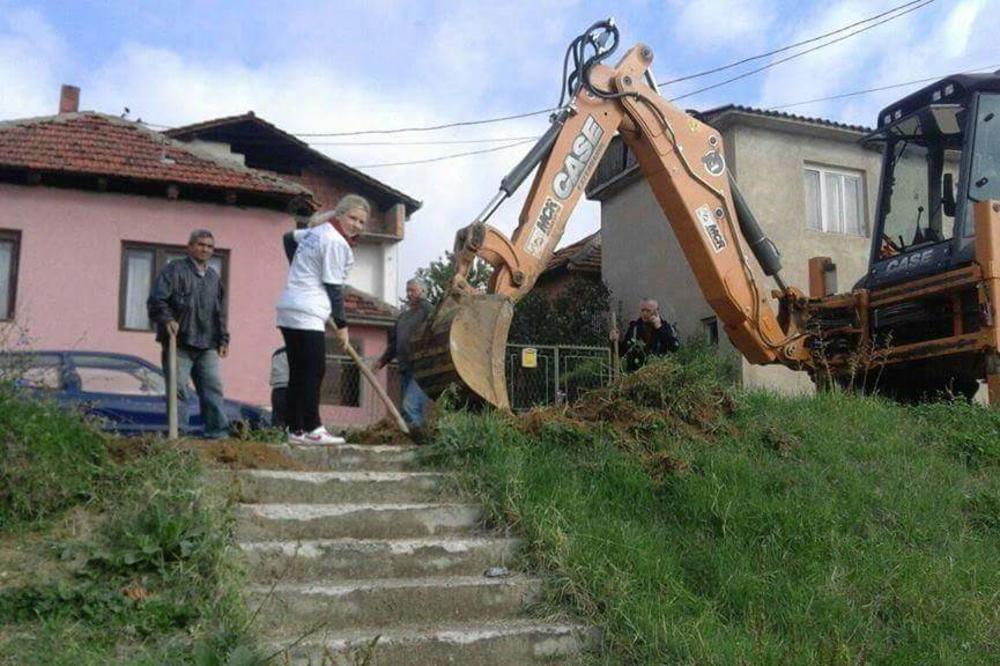 SNS KORISTIO DRŽAVNE MAŠINE ZA STRANAČKU AKCIJU?! Skandal u Vranju (FOTO)