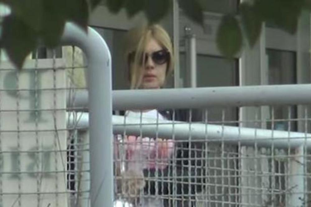 SRPSKOJ GLUMICI VERENIK PUCAO U GLAVU PA UBIO SEBE: Tragedija koja je UZDRMALA Srbiju, jedva se izvukla i PROMENILA