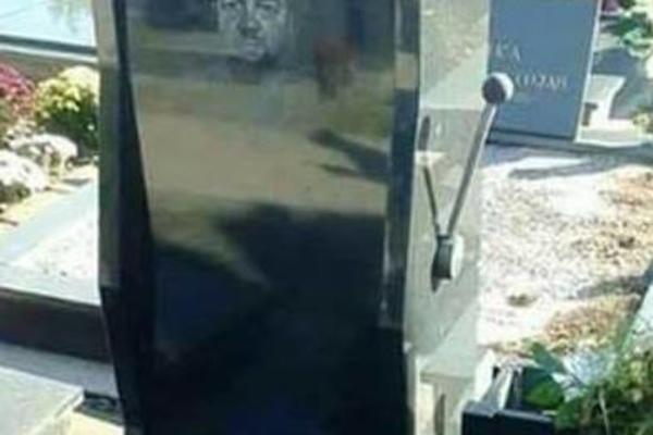 KAKO IZGLEDA SPOMENIK NAJVEĆEG LJUBITELJA KOCKE U SRBIJI? Primećujete li nešto čudno na ovom prizoru? (FOTO)