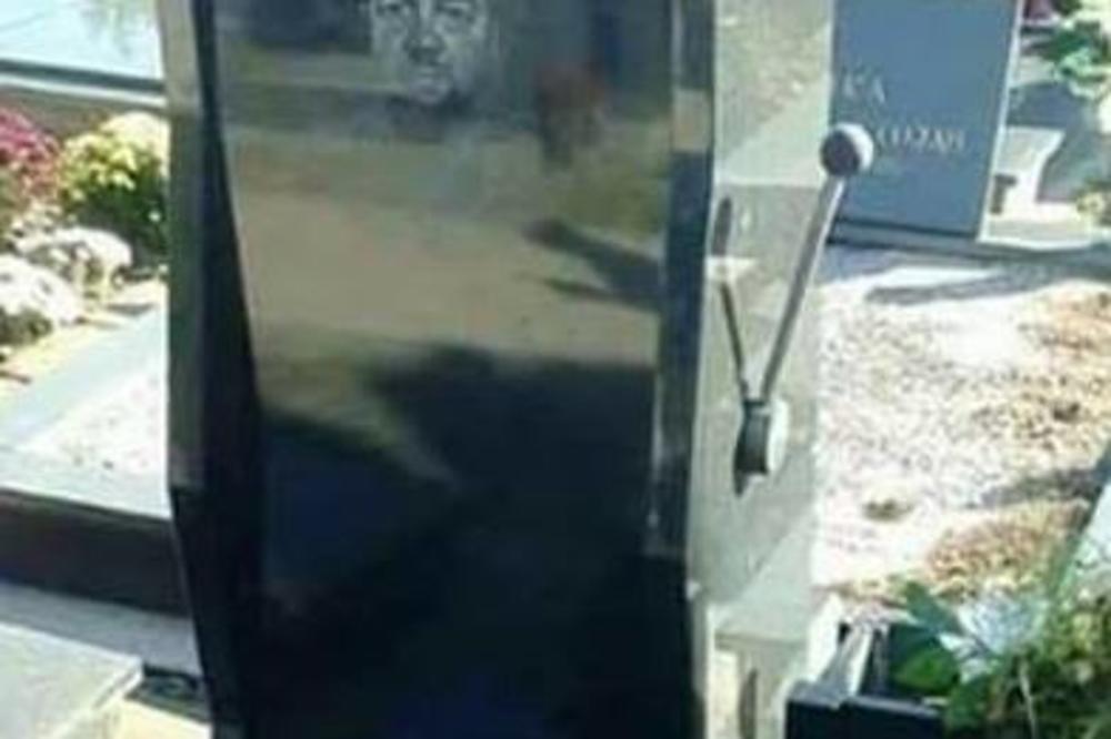 KAKO IZGLEDA SPOMENIK NAJVEĆEG LJUBITELJA KOCKE U SRBIJI? Primećujete li nešto čudno na ovom prizoru? (FOTO)