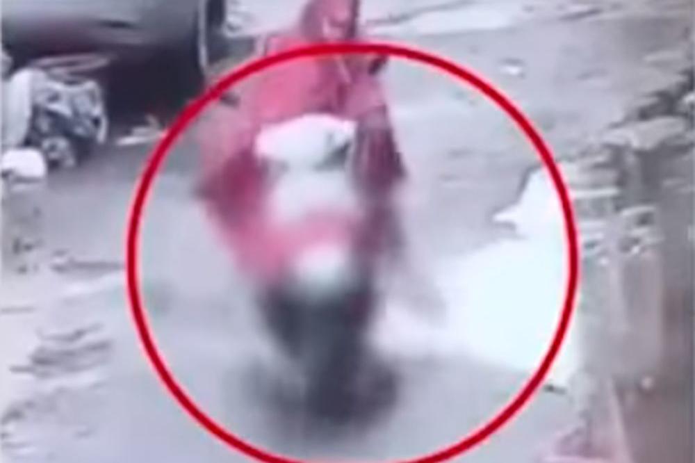 TRUDNICA PREGAZILA DETE I NASTAVILA DA VOZI! Da li je ovo najgora žena na svetu? (UZNEMIRUJUĆI VIDEO)