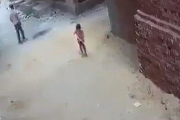 PEDOFIL SE PRIŠUNJAO DEVOJČICI OD 7 GODINA: A onda je neko sa prozora pozvao komšije... (VIDEO)