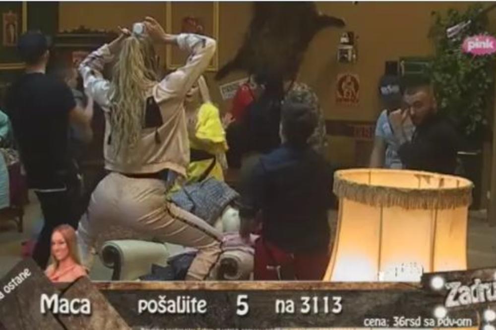 Sloba je pred svima zapevao pesmu koju je posvetio ŽENI, a ono što je Luna potom uradila ŠOKIRALO JE SVE ZADRUGARE! (VIDEO)