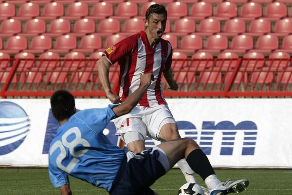 MNOGI ALBANCI NAVIJAJU ZA ZVEZDU: Moj prijatelj ima tetovažu s našim grbom, okrečio je ceo stan u crveno-belo!