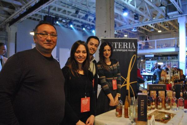 APSOLUTNI HIT: Stomatolog iz Beograda napravio RAKIJU OD ŠARGAREPE (FOTO)