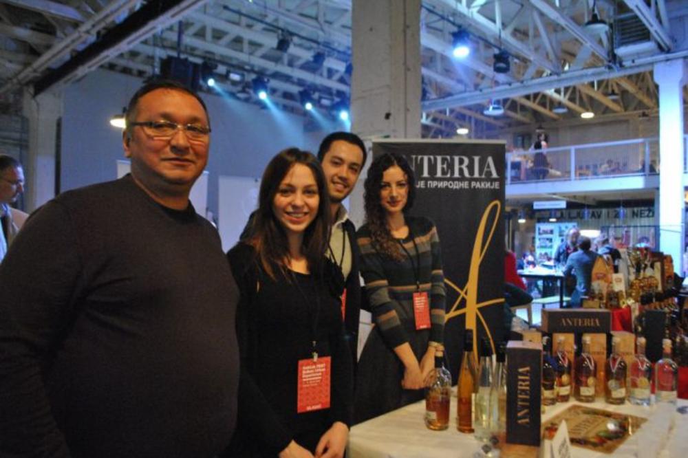 APSOLUTNI HIT: Stomatolog iz Beograda napravio RAKIJU OD ŠARGAREPE (FOTO)