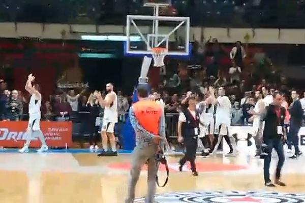 Meč još nije bio gotov, ali se znalo da Partizan gubi! Tada Grobari stupaju na scenu pesmom koja je igračima na parketu rekla sve! (VIDEO)