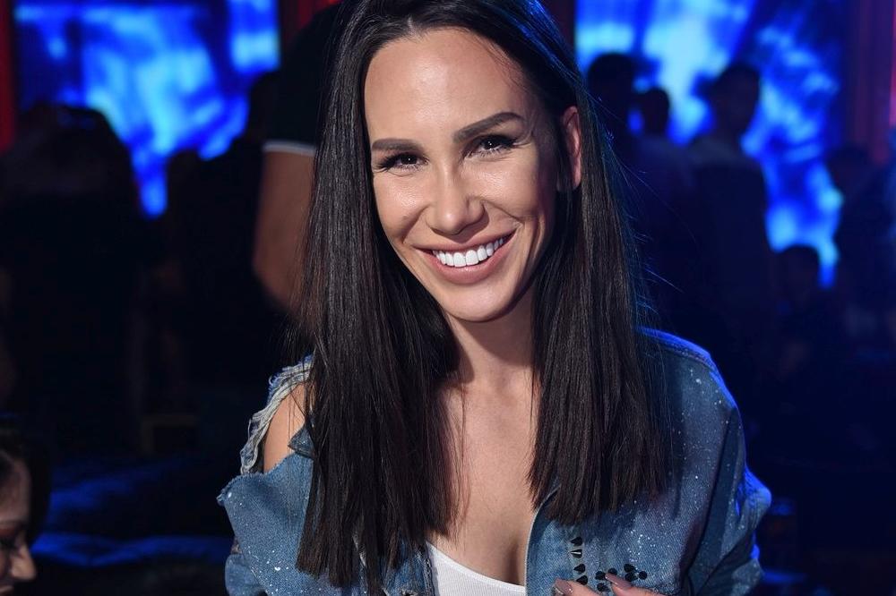 DOBILA OD MAME LUKS STAN U GRČKOJ: Zavirite u dom Nikolije Jovanović sa pogledom na more! (FOTO)