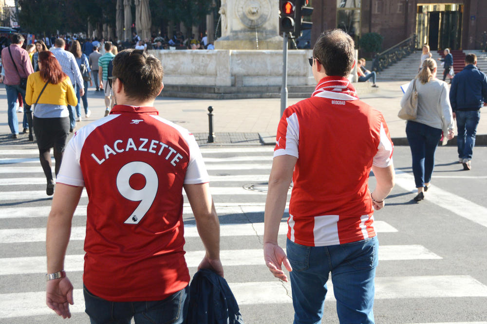 Iste su nacionalnosti, ali jedan voli Zvezdu, a drugi Arsenal! Startovali smo dva navijača u Beogradu, njihova pojava nas je oduševila! (FOTO) (VIDEO)