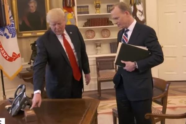 Niko nije zao šta znači MISTERIOZNO CRVENO DUGME NA TRAMPOVOM STOLU! Do sada! (VIDEO)