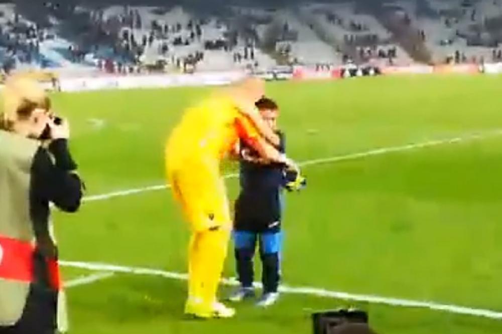 Klinac je ronio gorke suze zbog poraza Zvezde, ali idol je prišao da ga uteši! Poklon koji mu je dao, ovaj mali Delija će večno pamtiti! (VIDEO)