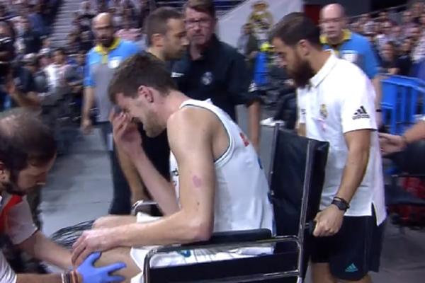 PLAKAO KAO KIŠA! Kuzmić pretrpeo JEZIVU POVREDU, u kolicima iznet iz hale! (FOTO)