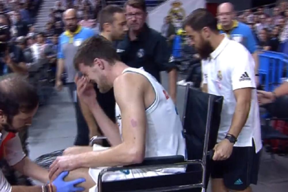 PLAKAO KAO KIŠA! Kuzmić pretrpeo JEZIVU POVREDU, u kolicima iznet iz hale! (FOTO)