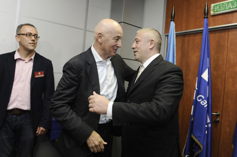 OBEZBEDIĆE GENERACIJE POTOMAKA! Pomislićete da živite u Dubaiju kada vidite koliku odštetu plaća FSS Muslinu! (FOTO)