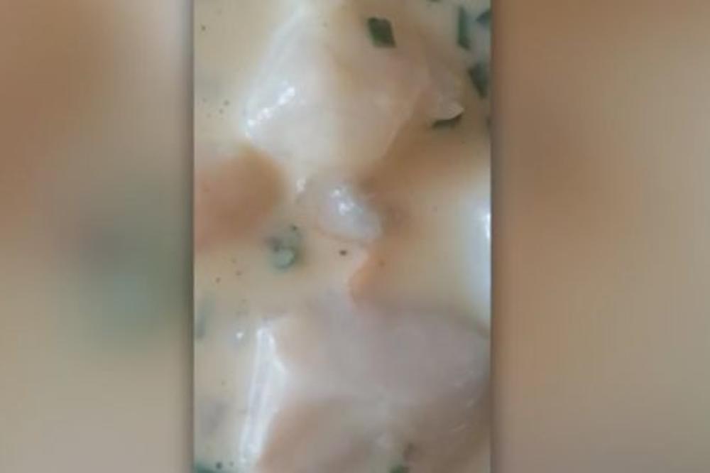 VIDELA JE DA SE NEŠTO MIGOLJI U RIBLJEM SOSU: Prišla je da vidi šta je, i ZGADIO JOJ SE ŽIVOT! (VIDEO)