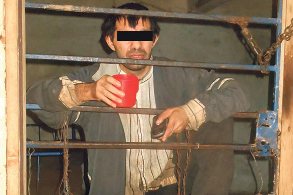 HOROR SNIMAK IZ SRPSKOG SELA! Milana otac drži u kavezu 6 godina: RECITE ŠTA MU FALI? (VIDEO)