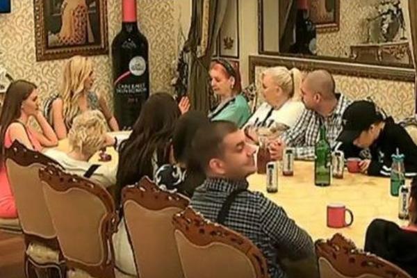 SVI SU ZANEMELI KAD JE UŠAO NOVI UČESNIK PAROVA: Nije se šišao 20 godina, izgleda kao pećinski čovek i voli DLAKAVE žene! (FOTO)