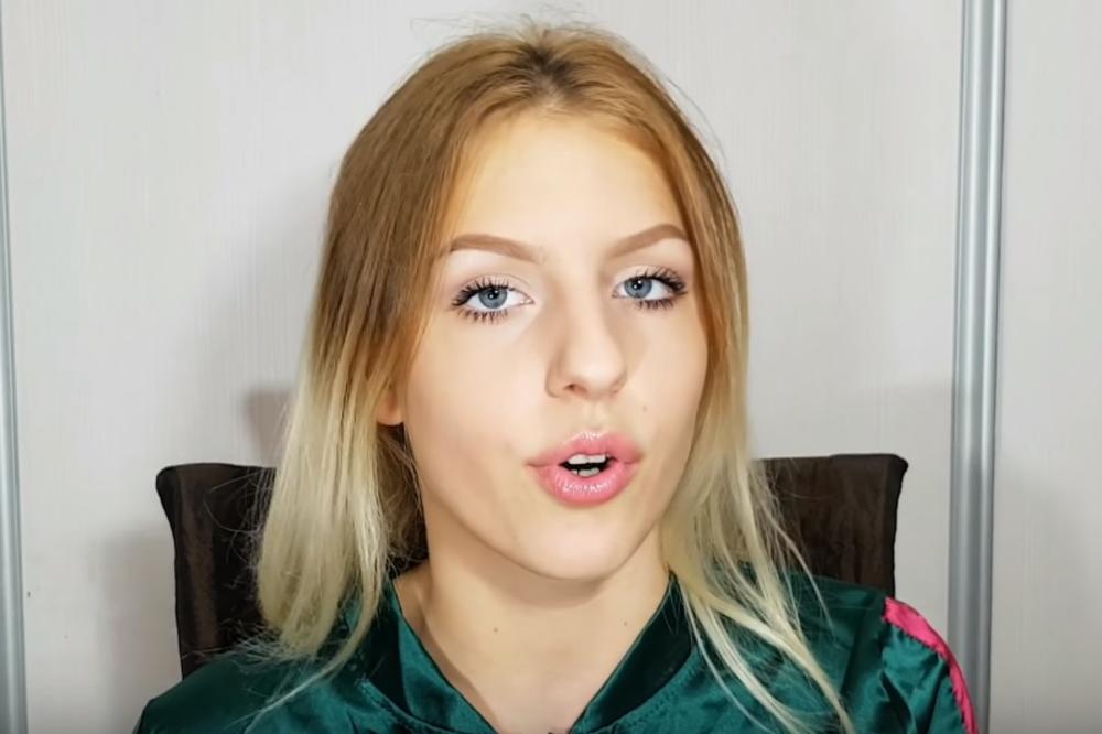 NIKAD JOJ VIŠE NEĆE PASTI NA PAMET DA JEDE BUNIKE! Šta nije u redu s ovom devojkom, smeje joj se ceo svet! (VIDEO)