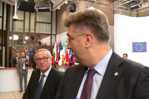 NEĆETE VEROVATI ŠTA GLEDATE! Junker uštinuo Plenkovića za guzu, a onda...NEVERICA! (VIDEO)