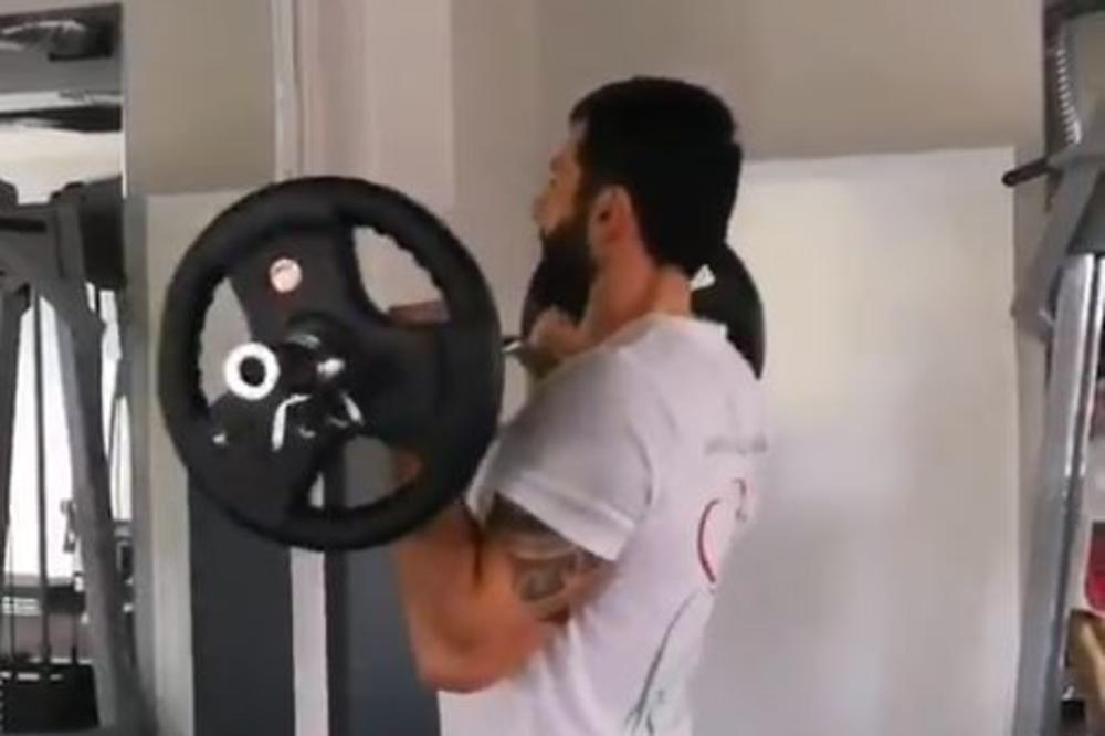 POGLEDAJTE KAKO ŠAPIĆ VEŽBA: Snimak prvog čoveka Novog Beograda iz teretane neće vas ostaviti ravnodušnim! (VIDEO)