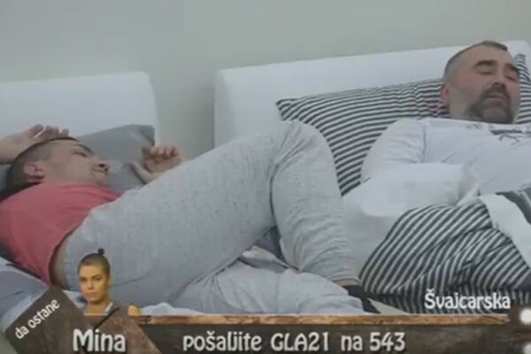 DOK SU SE DVE ŽENE SVAĐALE, MIKI SE NAPALIO! Pred svima pokazao polni organ u EREKCIJI pa se hvalio da je ZMAJ! (VIDEO 18+)