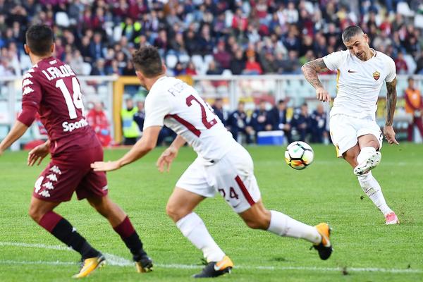 REINKARNACIJA MIHINE LEVICE! Kolarov ukrotio Sinišine Bikove slobodnjakom koji vraća sat 20 godina unazad, Lacio prati Juve u korak! (VIDEO)