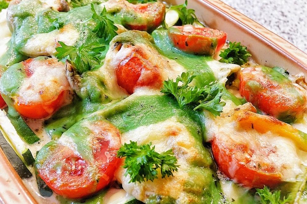 Da jedete zdravo, ali na ukusniji način! Tikvice sa slaninom i kačkavaljem! (RECEPT) (VIDEO)