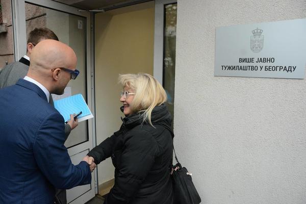 KUMA VERA JE KLJUČNI SVEDOK? Ušetala s osmehom da ispriča šta zna o Jeleni, a nakon saslušanja kratko je poručila OVO! (VIDEO)