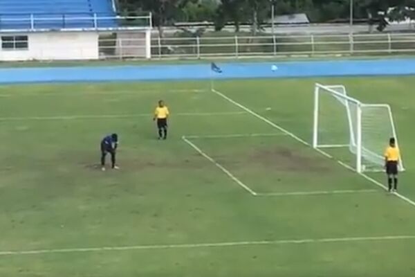 Kad se spoje najgluplji golman na svetu, najsrećniji izvođač penala i prečka - nastane najluđi snimak godine! (VIDEO)