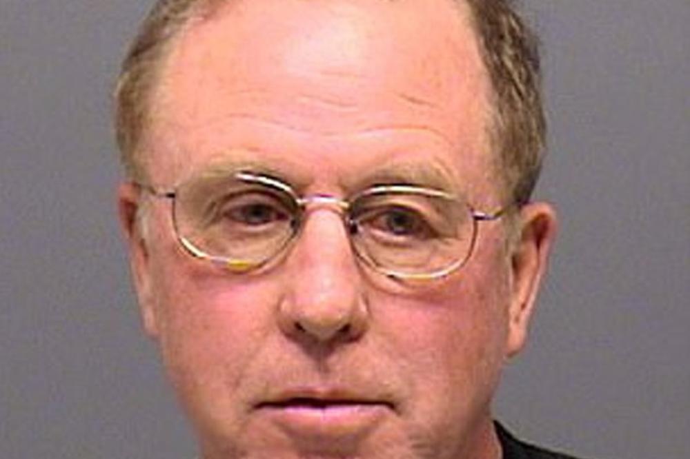 PIPAO MALOLETNICE PO ZADNJICI I GRUDIMA: Perverzni profesor fizičkog zlostavljao 6 devojčica u istom danu!