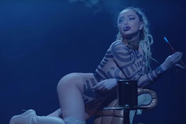 MAJA BEROVIĆ POTPUNO GOLA KAO OD MAJKE ROĐENA! Grudi jedva držala rukama, ŽENE MUŠKARCIMA PREKRIVALE OČI! (FOTO)