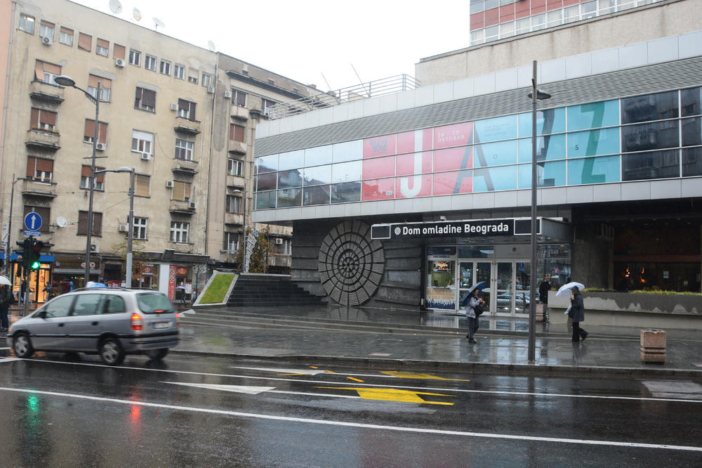 PLATO MILANA MLADENOVIĆA DOBIO NOV IZGLED! Grad ulepšao plato ispred Doma omladine, SADA IZGLEDA POTPUNO DRUGAČIJE