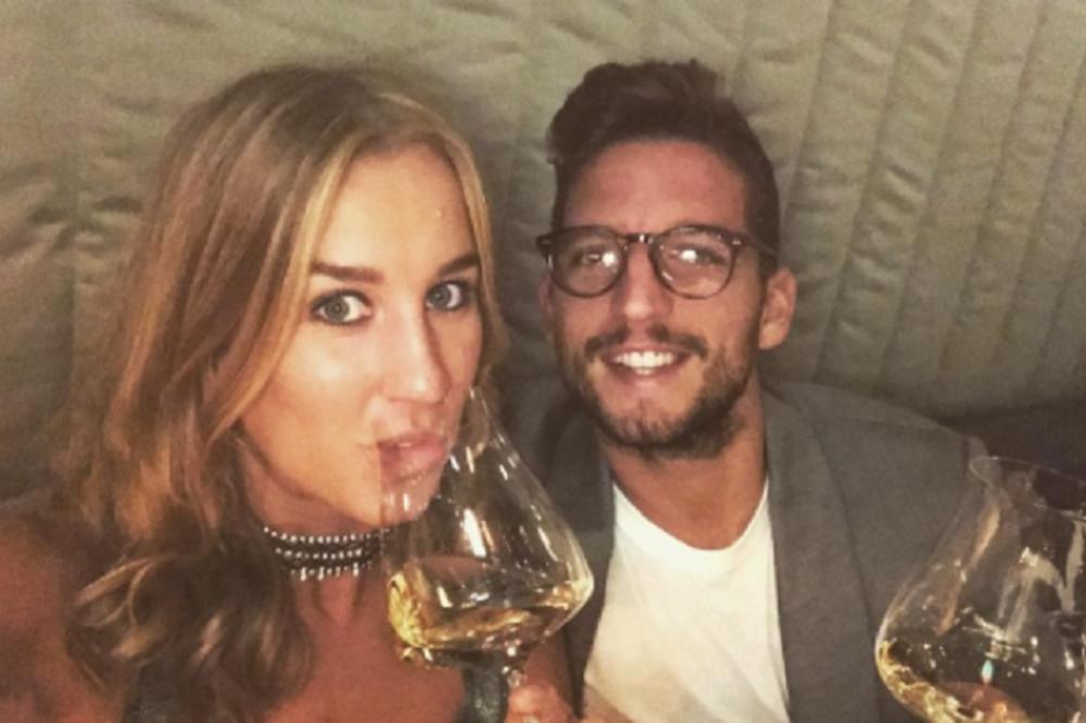 ŽENA ZVEZDE NAPOLIJA OTKRILA NJEGOVU TAJNU USPEHA: Volim s*ks na ludim mestima! Na primer... (FOTO)