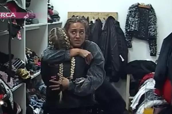 TEODORA SE GUŠILA U SUZAMA A LUNA JOJ ZABILA NOŽ U LEĐA: Zar se ovako priča s NAJBOLJOM DRUGARICOM?! (VIDEO)