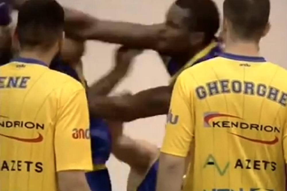 Sevale pesnice, pucalo među saigračima! Ne, ovo nije akcioni film, ovo se dogodilo na košarkaškoj utakmici! (VIDEO)