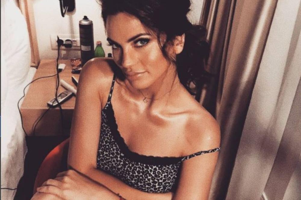 Nije im dovoljno što pevaju polugole, već je sad novi TREND zaludeo SRBIJU! Pevačice pevaju u kadi i to POTPUNO NAGE! (FOTO)