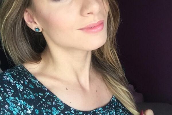 DIGLA NAM JE PRITISAK: Kada ona sudi, svi namerno prave faulove... A, navijači sigurno ne gledaju fudbal! (FOTO)