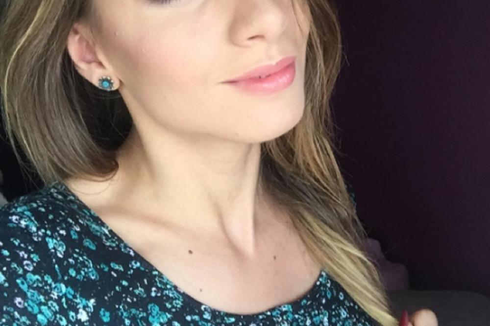 DIGLA NAM JE PRITISAK: Kada ona sudi, svi namerno prave faulove... A, navijači sigurno ne gledaju fudbal! (FOTO)