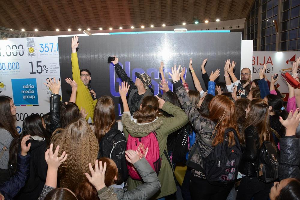 DEVOJKE OKUPIRALE ŠTAND ESPRESA! Specijalni gost iznenađenja - srpski Džastin Biber! (VIDEO)